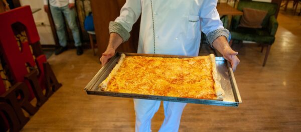 Армянские кулинары испекли самую длинную пиццу в Армении (1 июня 2019). Еревaн Армянские кулинары испекли самую длинную пиццу в Армении (1 июня 2019). Еревaн - Sputnik Արմենիա
