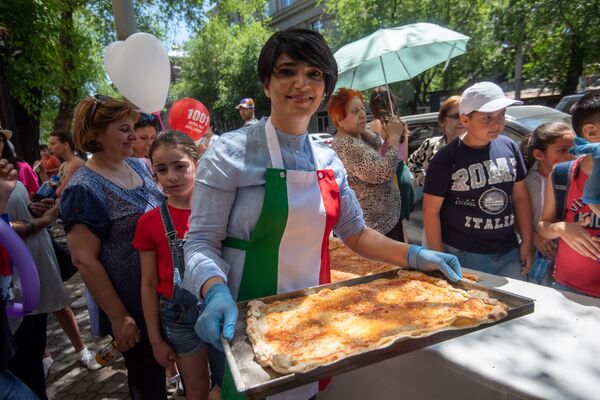 Детвора просто в восторге: в Ереване испекли рекордно длинную пиццу - Sputnik Армения