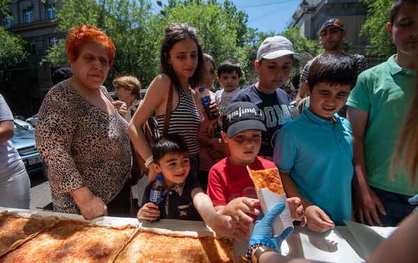Армянские кулинары испекли самую длинную пиццу в Армении (1 июня 2019). Еревaн - Sputnik Армения
