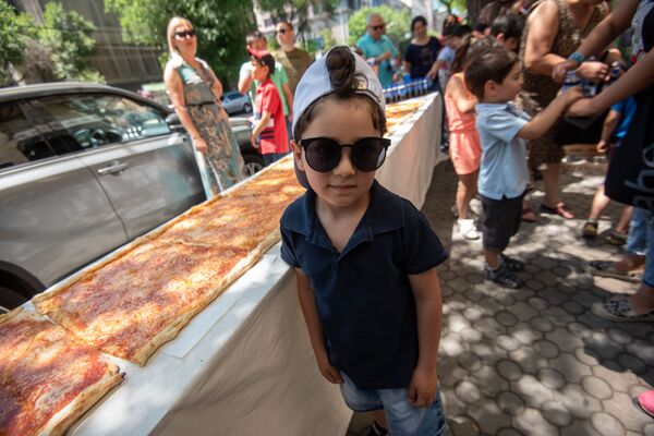 Детвора просто в восторге: в Ереване испекли рекордно длинную пиццу - Sputnik Армения