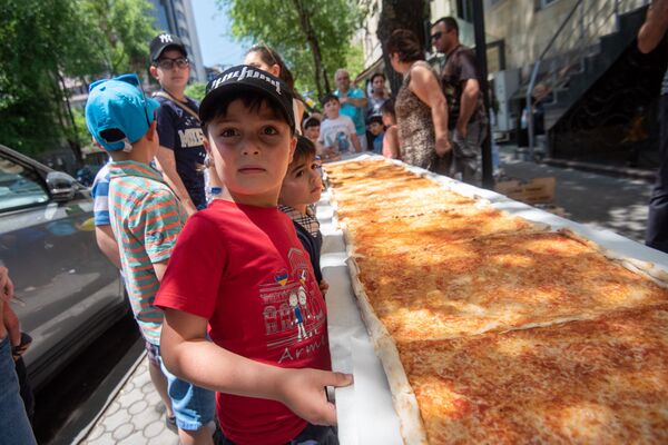 Детвора просто в восторге: в Ереване испекли рекордно длинную пиццу - Sputnik Армения