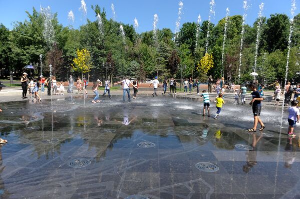 Дети в парке 2800-летия Еревана в Международный день защиты детей (1 июня 2019). Еревaн - Sputnik Армения