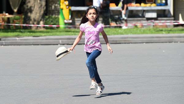 Девочка на площади Свободы Еревана в Международный день защиты детей (1 июня 2019). Еревaн - Sputnik Армения