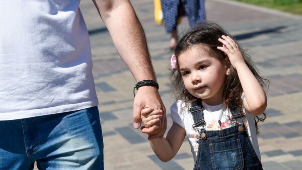 Девочка с папой в парке 2800-летия Еревана в Международный день защиты детей (1 июня 2019). Еревaн - Sputnik Армения