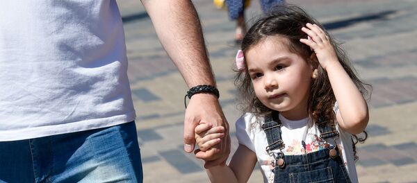 Девочка с папой в парке 2800-летия Еревана в Международный день защиты детей (1 июня 2019). Еревaн - Sputnik Армения