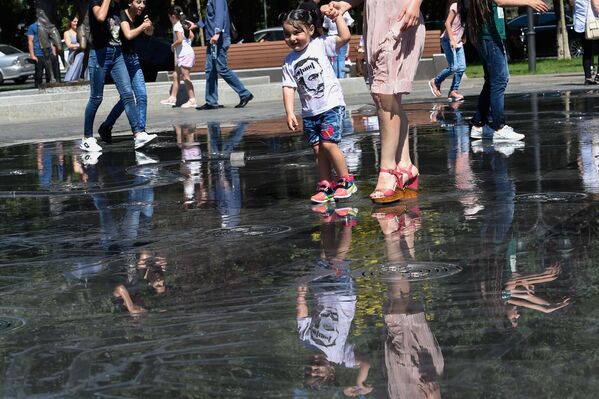 Девочка в майке Духов в парке 2800-летия Еревана в Международный день защиты детей (1 июня 2019). Еревaн - Sputnik Армения