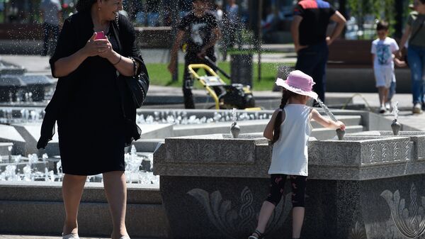 Девочка играет с питьевым фонтанчиком в парке 2800-летия Еревана в Международный день защиты детей (1 июня 2019). Еревaн - Sputnik Արմենիա