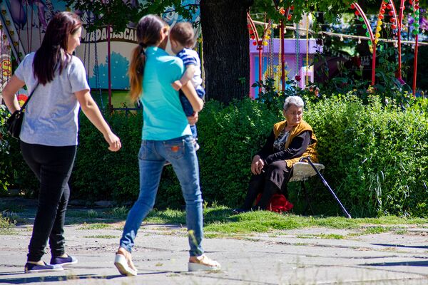При входе в Луна-парк  в Международный день защиты детей (1 июня 2019). Еревaн - Sputnik Армения