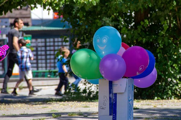 Семья у входа в Луна-парк в Международный день защиты детей (1 июня 2019). Еревaн - Sputnik Армения