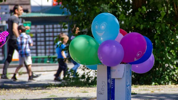Семья у входа в лунапарк в Международный день защиты детей (1 июня 2019). Еревaн - Sputnik Արմենիա