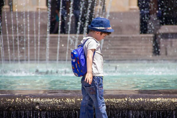 Мальчик у поющих фонтанов на площади Республики в Международный день защиты детей (1 июня 2019). Еревaн - Sputnik Армения