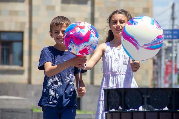 Дети с воздушными шариками на площади Республики в Международный день защиты детей (1 июня 2019). Еревaн - Sputnik Армения