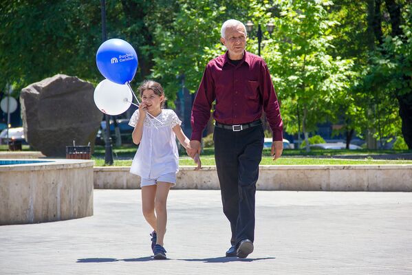 Прогулка у Сквера хачкаров в Международный день защиты детей (1 июня 2019). Еревaн - Sputnik Армения