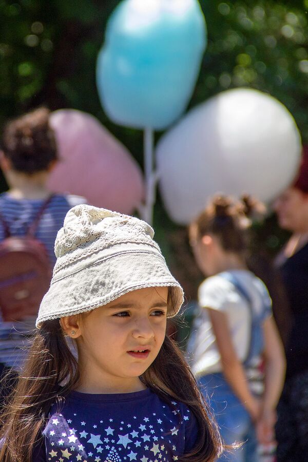 Девочка без сахарной ваты в Международный день защиты детей (1 июня 2019). Еревaн - Sputnik Армения