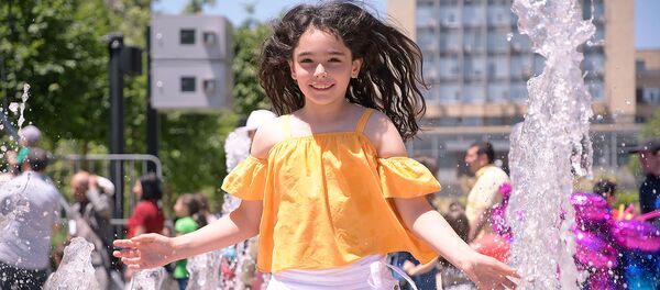 Посетительница на открытии отреставрированного парка Новый Ереван (1 июня 2019). Ереван - Sputnik Армения