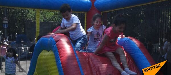 В Ереване весело отметили День защиты детей - Sputnik Армения
