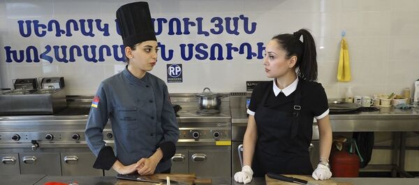 Հյուր շեֆ խոհարարին. ինչպես պատրաստել չրով տոլմա Հյուր շեֆ խոհարարին. ինչպես պատրաստել չրով տոլմա - Sputnik Արմենիա