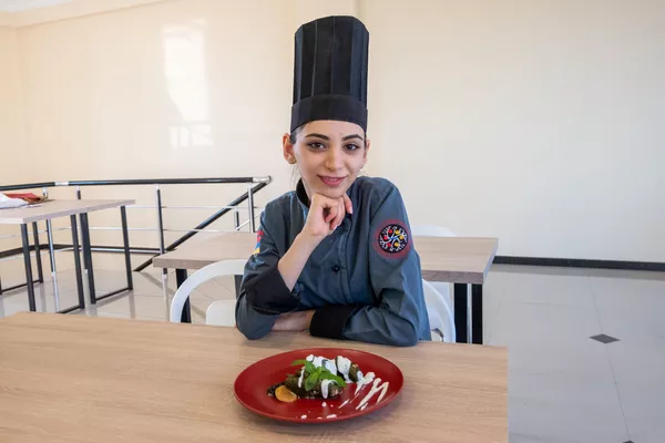 Повар кулинарной студии Седрака Мамуляна Анна Матевосян Повар кулинарной студии Седрака Мамуляна Анна Матевосян