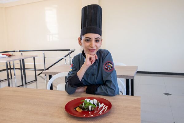 Повар кулинарной студии Седрака Мамуляна Анна Матевосян - Sputnik Армения