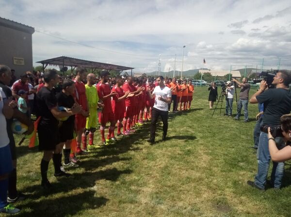 Հենրիխին հասնելու տեսլականով. Սպանդարյանում բացվեց Համլետ Մխիթարյանի անվան խաղադաշտը Հենրիխին հասնելու տեսլականով. Սպանդարյանում բացվեց Համլետ Մխիթարյանի անվան խաղադաշտը - Sputnik Արմենիա