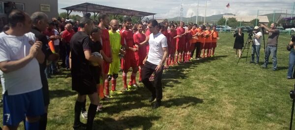 Генрих Мхитарян на открытие футбольного поля им. Гамлета Мхитаряна в Спандаряне Генрих Мхитарян на открытие футбольного поля им. Гамлета Мхитаряна в Спандаряне - Sputnik Արմենիա