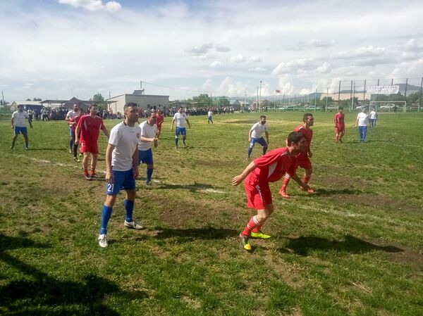 Հենրիխին հասնելու տեսլականով. Սպանդարյանում բացվեց Համլետ Մխիթարյանի անվան խաղադաշտը Հենրիխին հասնելու տեսլականով. Սպանդարյանում բացվեց Համլետ Մխիթարյանի անվան խաղադաշտը - Sputnik Արմենիա