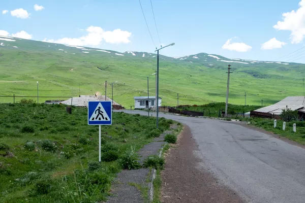 Село в Армении с надеждой на зиплайн: почему в Черной крепости не хотят делать детей Село в Армении с надеждой на зиплайн: почему в Черной крепости не хотят делать детей - Sputnik Армения