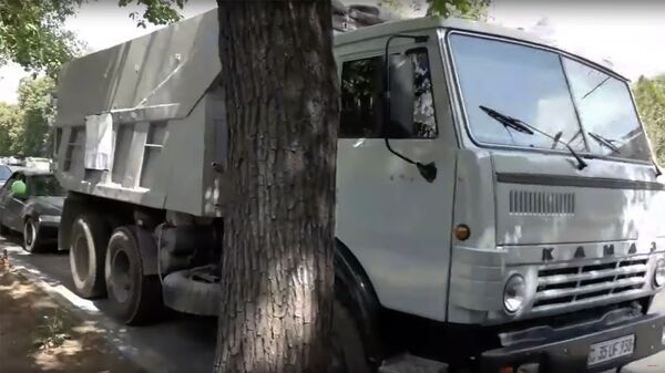 Ցեմենտ բեռնած բեռնատարը` ԱԺ–ի դիմաց. ցեմենտ ներկրողները բողոքի ակցիա են անում - Sputnik Արմենիա