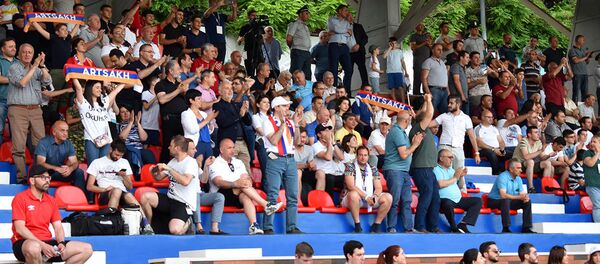 Футбольные болелщики на трибуне Республиканского стадиона имени Степана Шаумяна во время матча ConIFA между сборными Арцаха и Сапми (2 июня 2019). Степанакерт - Sputnik Армения