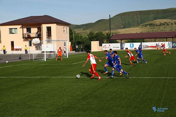 Կխաղան արդյո՞ք հայկական 2 թիմերն իրար դեմ, կամ ֆուտբոլային տոնն Արցախին նոր ճանաչում կբերի Կխաղան արդյո՞ք հայկական 2 թիմերն իրար դեմ, կամ ֆուտբոլային տոնն Արցախին նոր ճանաչում կբերի - Sputnik Արմենիա