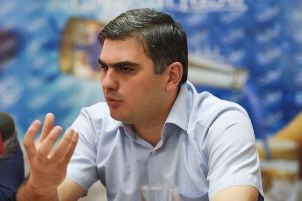 Черно-белое армянской экономики: почему налоговый энтузиазм Пашиняна не заразил эксперта Черно-белое армянской экономики: почему налоговый энтузиазм Пашиняна не заразил эксперта - Sputnik Армения