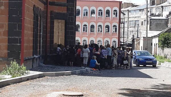 Трещоток не пустили на работу: швеям фабрики Састекс в Гюмри пригрозили вендеттой? Трещоток не пустили на работу: швеям фабрики Састекс в Гюмри пригрозили вендеттой? - Sputnik Армения