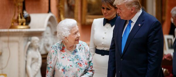 Королева Великобритании Елизавета II с президентом и первой леди США Дональдом и Меланией Трамп на выставке предметов Королевской коллекции в Букингемском дворце (3 июня 2019). Лондон Королева Великобритании Елизавета II с президентом и первой леди США Дональдом и Меланией Трамп на выставке предметов Королевской коллекции в Букингемском дворце (3 июня 2019). Лондон - Sputnik Армения