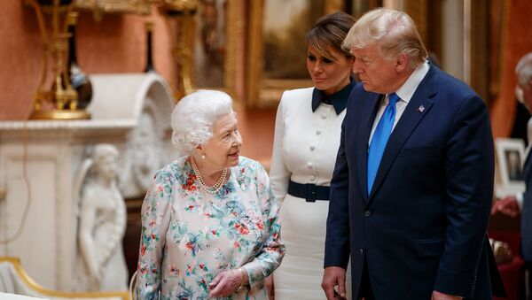 Королева Великобритании Елизавета II с президентом и первой леди США Дональдом и Меланией Трамп на выставке предметов Королевской коллекции в Букингемском дворце (3 июня 2019). Лондон - Sputnik Արմենիա