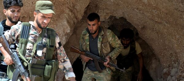 Бойцы Свободной сирийской армией выходят из пещеры на окраине Северного города Джиср-эш-Шугур, к западу от города Идлиб (9 сентября 2018). Сирия - Sputnik Արմենիա