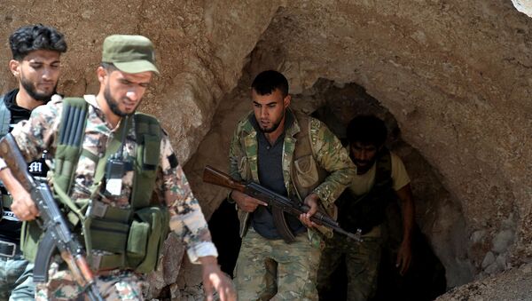 Бойцы Свободной сирийской армией выходят из пещеры на окраине Северного города Джиср-эш-Шугур, к западу от города Идлиб (9 сентября 2018). Сирия - Sputnik Արմենիա