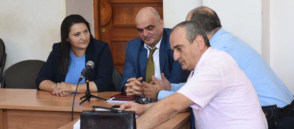 Супруга генерала Манвела Григоряна Назик Амирян с адвокатами во время судебного заседания (4 июня 2019). Еревaн - Sputnik Армения