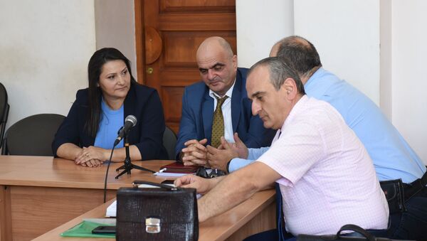 Супруга генерала Манвела Григоряна Назик Амирян с адвокатами во время судебного заседания (4 июня 2019). Еревaн - Sputnik Армения