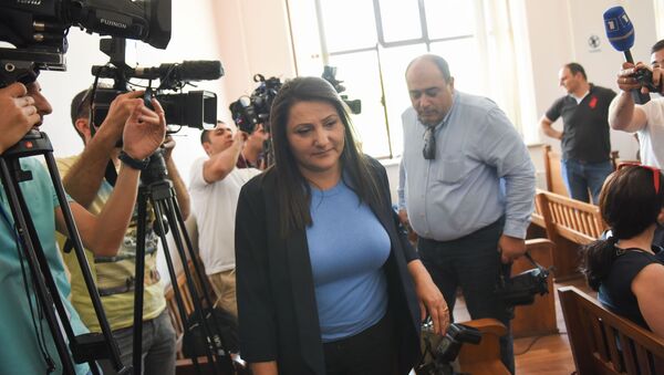 Назик Амирян и адвокат Арсен Мкртчян выходят из зала суда во время перерыва судебного заседания (4 июня 2019). Еревaн - Sputnik Армения