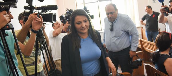 Назик Амирян и адвокат Арсен Мкртчян выходят из зала суда во время перерыва судебного заседания (4 июня 2019). Еревaн - Sputnik Армения