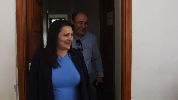Назик Амирян и адвокат Арсен Мкртчян выходят из зала суда во время перерыва судебного заседания (4 июня 2019). Еревaн - Sputnik Армения