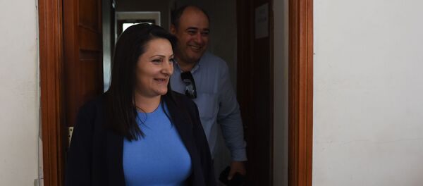 Назик Амирян и адвокат Арсен Мкртчян выходят из зала суда во время перерыва судебного заседания (4 июня 2019). Еревaн Назик Амирян и адвокат Арсен Мкртчян выходят из зала суда во время перерыва судебного заседания (4 июня 2019). Еревaн - Sputnik Արմենիա