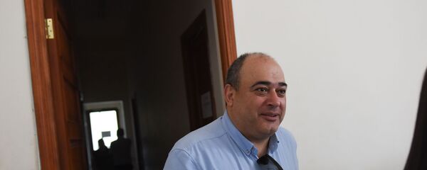 Адвокат Арсен Мкртчян выходит из зала суда во время перерыва судебного заседания по делу генерала Манвела Григоряна и его супруги Назик Амирян (4 июня 2019). Еревaн - Sputnik Армения