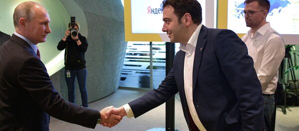 Президент РФ Владимир Путин и руководитель проекта Яндекс.Такси Тигран Худавердян во время посещения московского офиса отечественной ИТ-компании Яндекс (21 сентября 2017). Москвa - Sputnik Армения