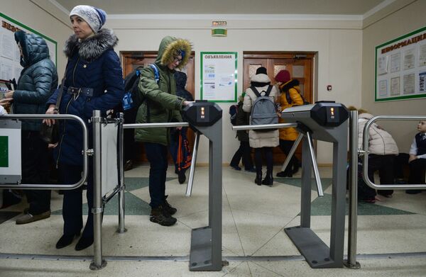 Тотальный контроль над посещениями и не только: в школах Еревана вводятся новые правила Тотальный контроль над посещениями и не только: в школах Еревана вводятся новые правила - Sputnik Армения