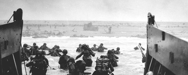 Американские солдаты высаживаются с десантного корабля в Нормандии (6 июня 1944). Франция Американские солдаты высаживаются с десантного корабля в Нормандии (6 июня 1944). Франция - Sputnik Արմենիա