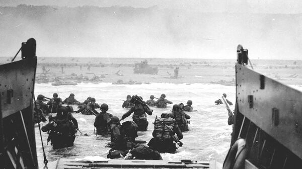 Американские солдаты высаживаются с десантного корабля в Нормандии (6 июня 1944). Франция - Sputnik Արմենիա