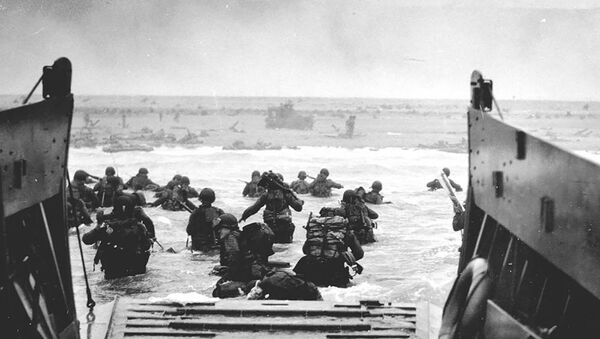 Американские солдаты высаживаются с десантного корабля в Нормандии (6 июня 1944). Франция - Sputnik Արմենիա