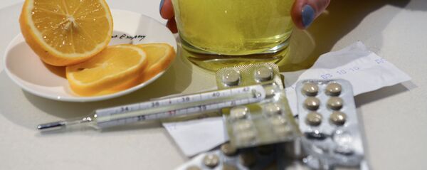 Лекарственные препараты и градусник для измерения температуры. - Sputnik Արմենիա