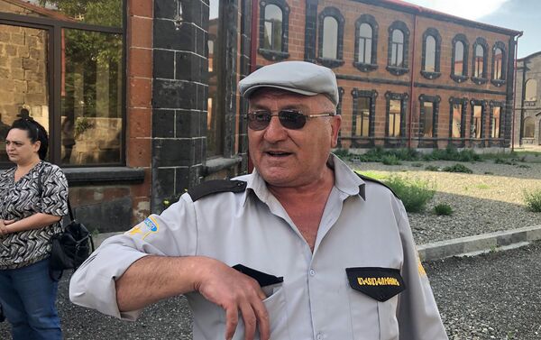 Сотрудник безопасности швейной фабрики Sasstex в Гюмри - Sputnik Армения